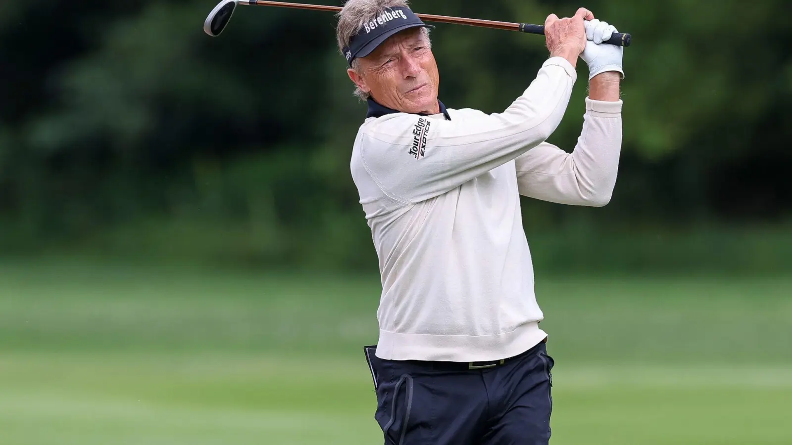 Deutschlands Bernhard Langer schlägt den Ball. (Foto: Christian Kolbert/Kolbert-Press/dpa)