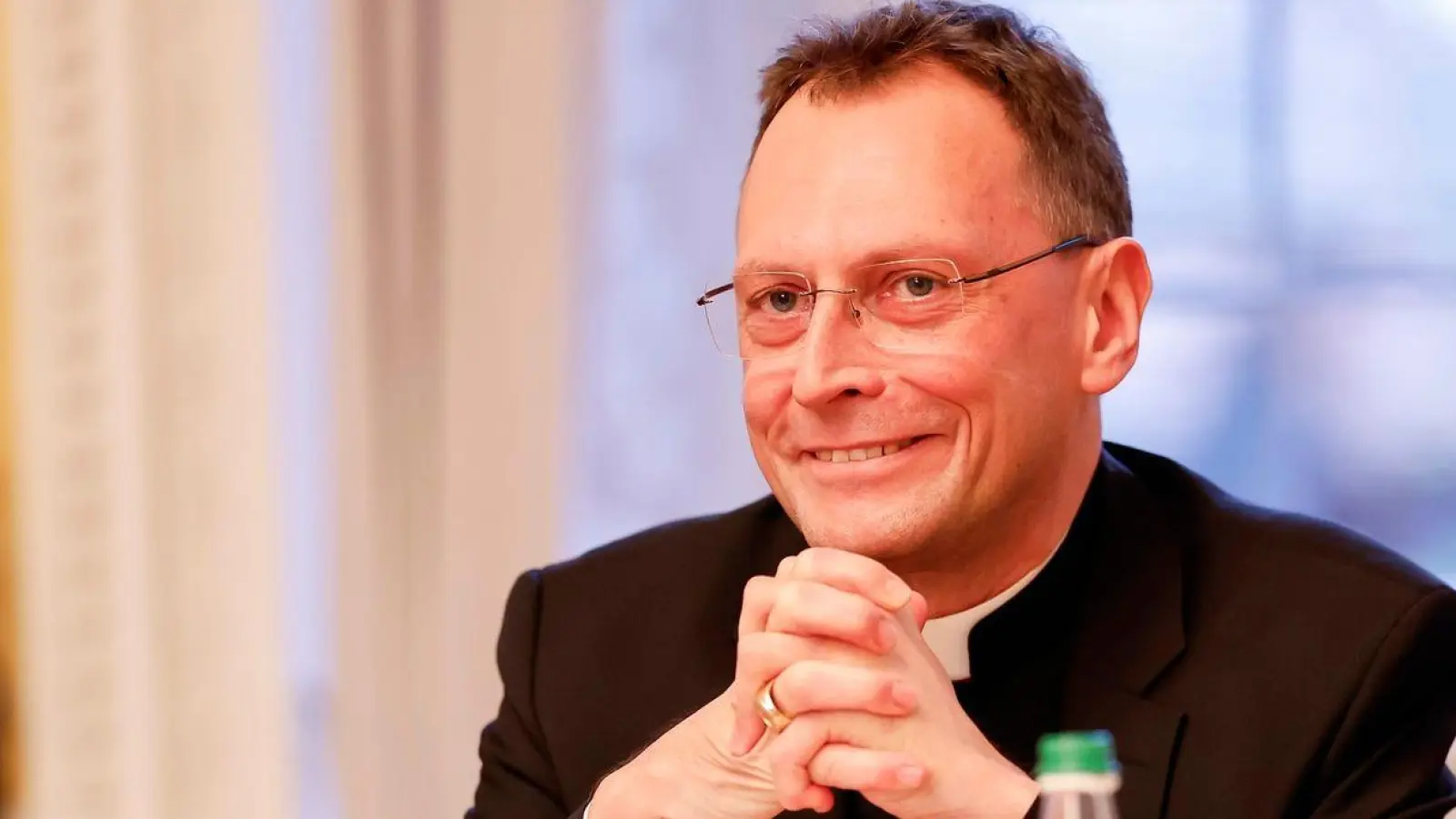 Der neue Bamberger Bischof Herwig Gössl (M) lächelt während der Pressekonferenz. (Foto: Daniel Löb/dpa/Archivbild)