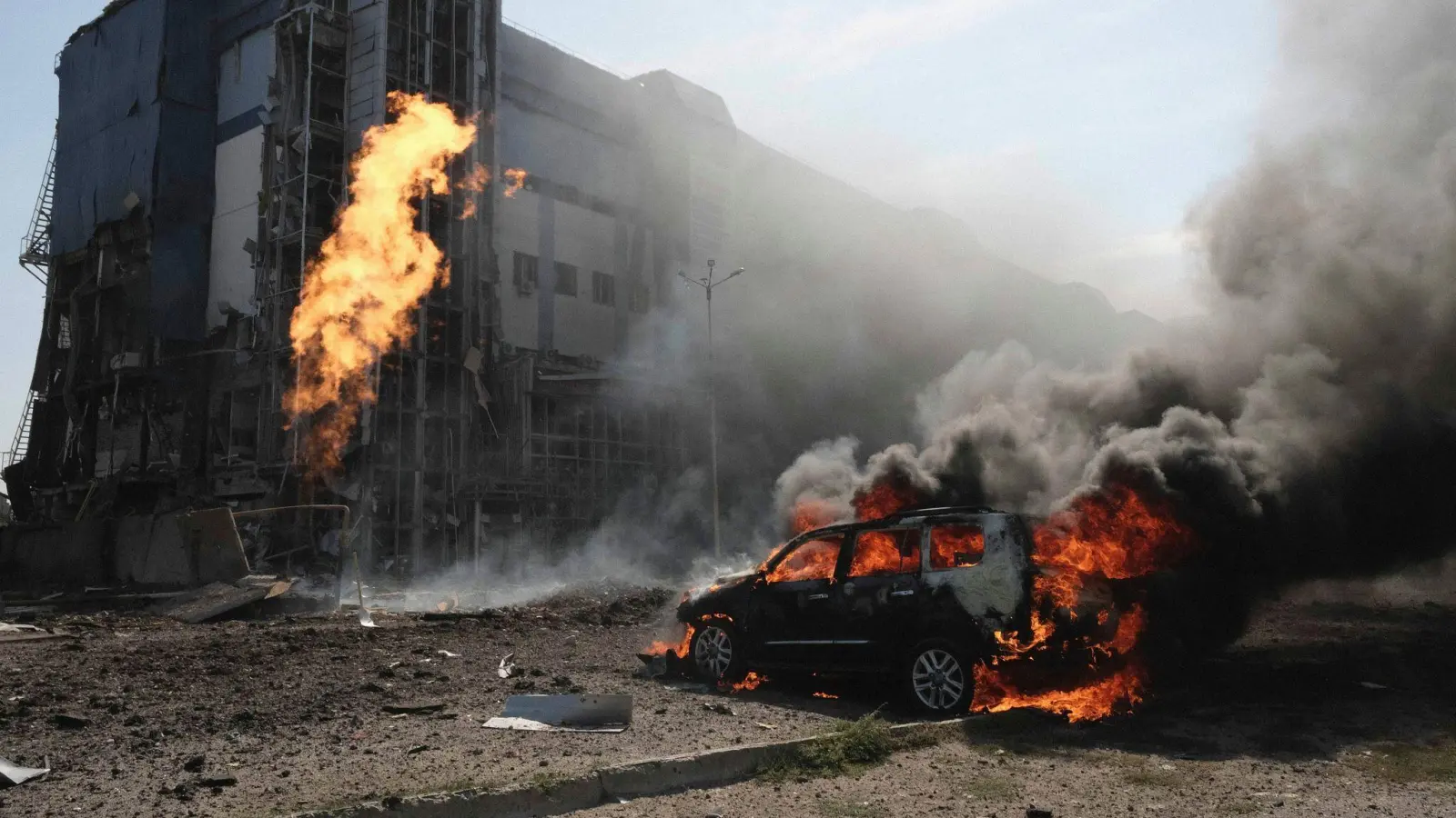 Die ukrainische Großstadt Charkiw wird von Russland immer wieder bombardiert.  (Foto: George Ivanchenko/AP/dpa)