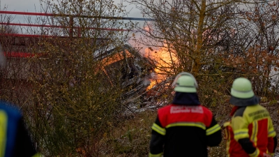 Ein PKW ist am Freitagnachmittag zwischen Heilsbronn und Gottmannsdorf in die Böschung einer Bahnunterführung gefahren. Das Elektroauto brannte bis auf das Wrack komplett aus. (Foto: Tizian Gerbing)