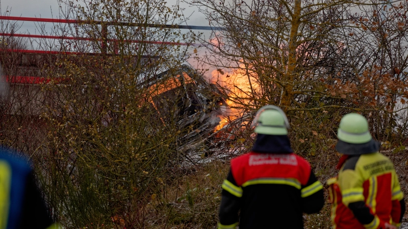 Ein Pkw ist am Freitagnachmittag zwischen Heilsbronn und Gottmannsdorf an der Böschung einer Bahnunterführung zerschellt. Das Elektroauto brannte komplett aus. (Foto: Tizian Gerbing)