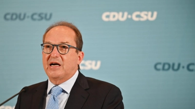 Der Chef der CSU-Abgeordneten im Bundestag, Alexander Dobrindt, sagt, seine Partei sei auf eine mögliche vorgezogene Bundestagswahl vorbereitet. (Archivfoto) (Foto: Anna Ross/dpa)