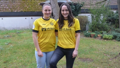 Eva (links) und Katharina Wiesinger kicken auf hohem Niveau. Sie spielen in der Zweiten Bundesliga beim SV Weinberg im Landkreis Ansbach. (Foto: Christa Frühwald)