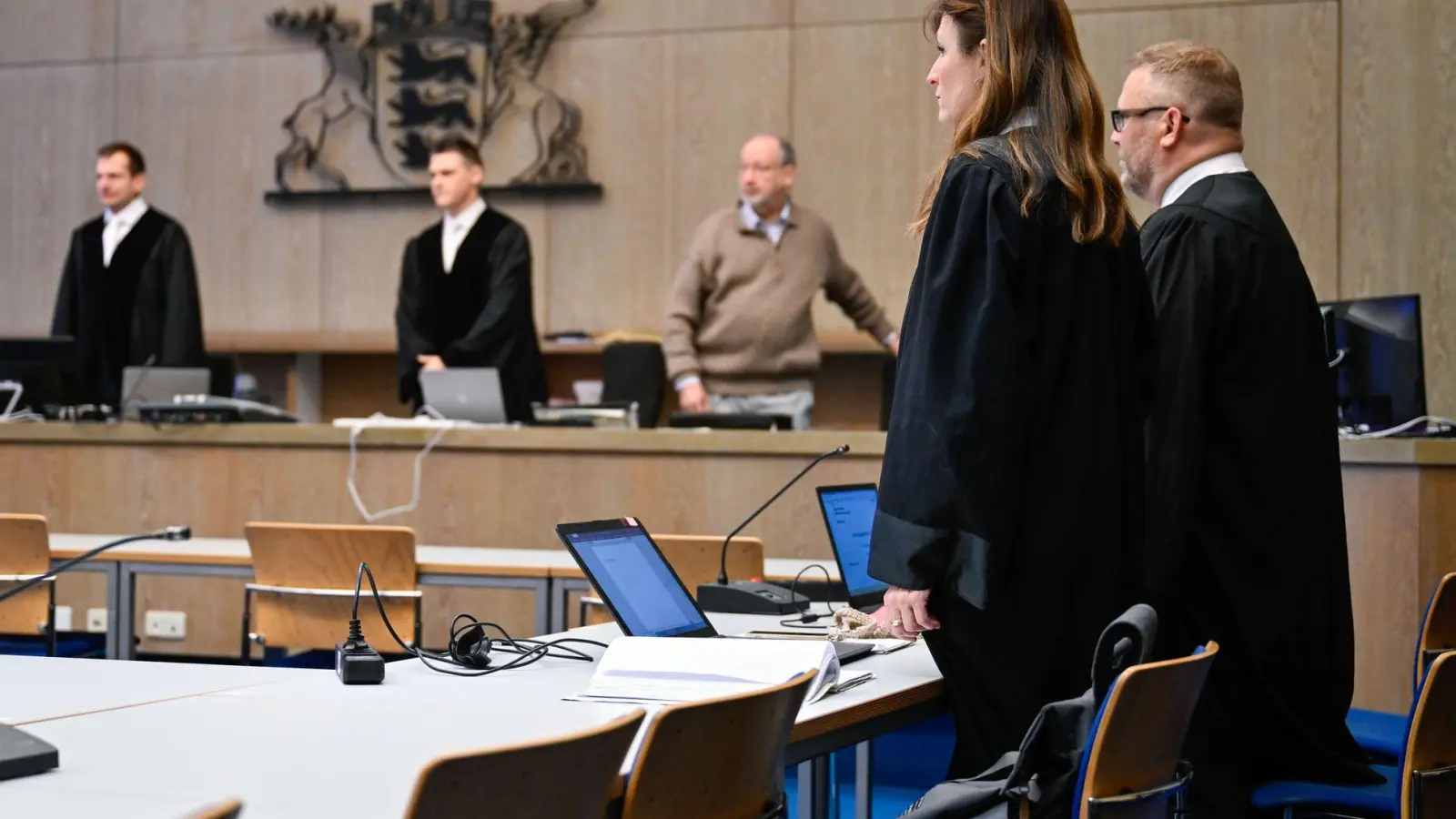 Das Urteil gegen das Paar - hier die Anwälte - könnte im Februar fallen.  (Foto: Uwe Anspach/dpa)