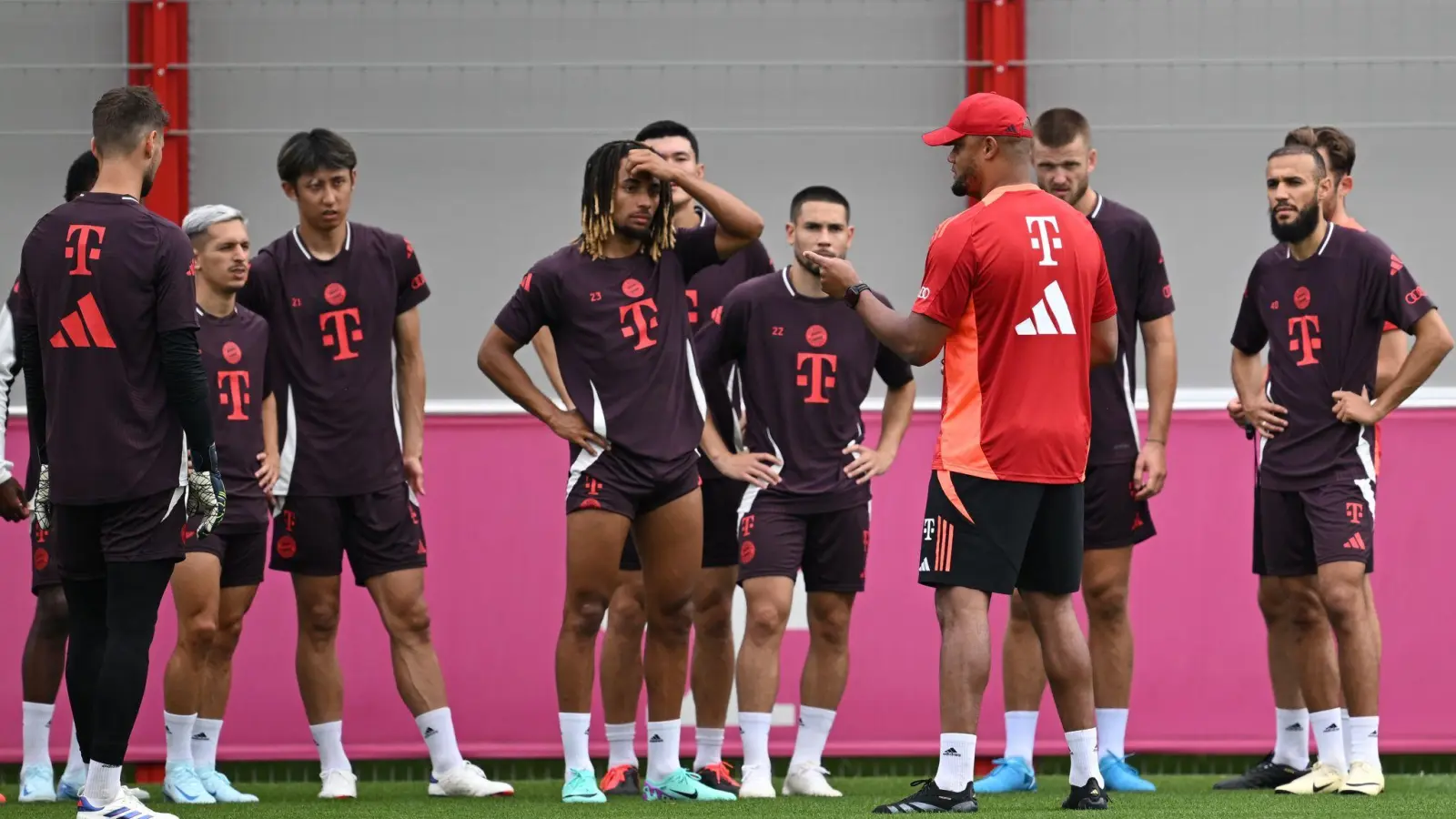 Vincent Kompany leitete am Mittwoch sein erstes Bayern-Training. (Foto: Sven Hoppe/dpa)