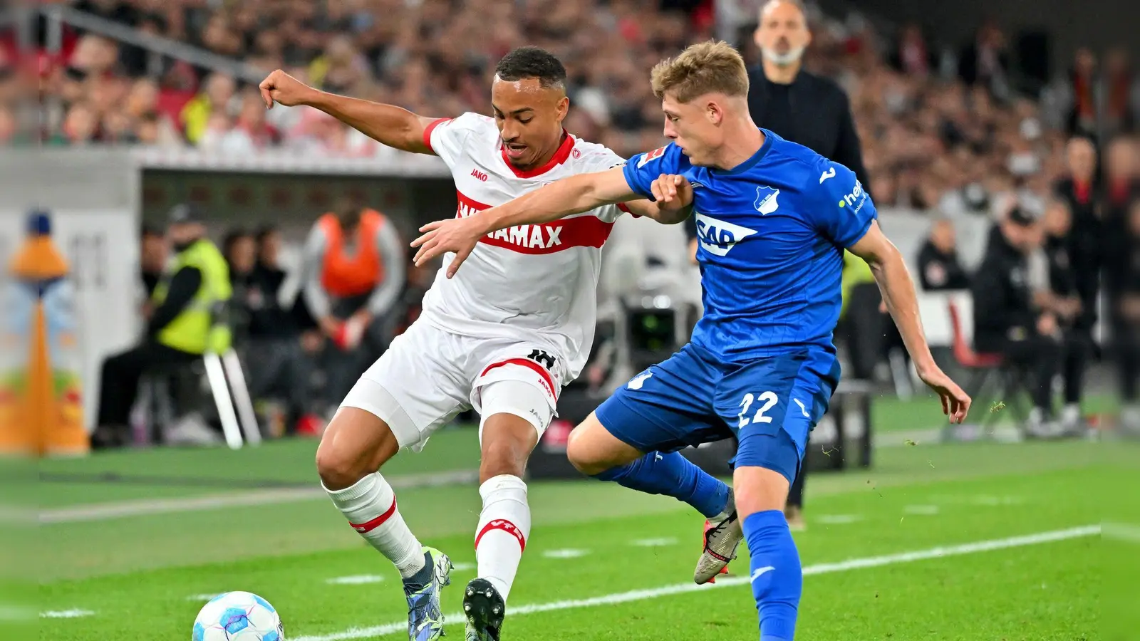 VfB-Profi Jamie Leweling ist zum ersten Mal bei der Nationalmannschaft dabei.  (Foto: Jan-Philipp Strobel/dpa)