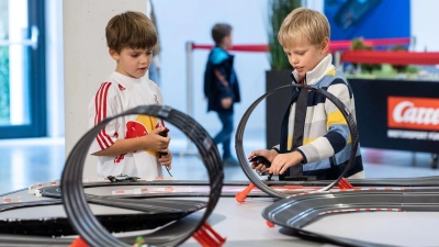 Früh am Drücker: Für kleinere Kinder gibt es spezielle Bahnen - Anhaltspunkte können auch Altersempfehlungen der Hersteller geben. (Foto: Carrera/dpa-tmn)