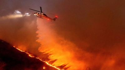 Das Flammeninferno wütet weiter ungebremst - angetrieben von starken Winden. (Foto: Ethan Swope/AP/dpa)