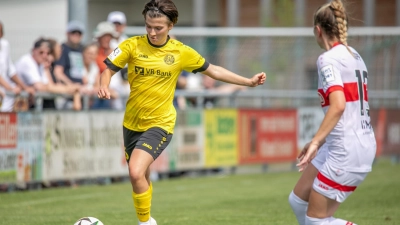 Frauen Testspiel SV Weinberg (links Pia Schneider) - VfB Stuttgart (Foto: Markus Zahn)