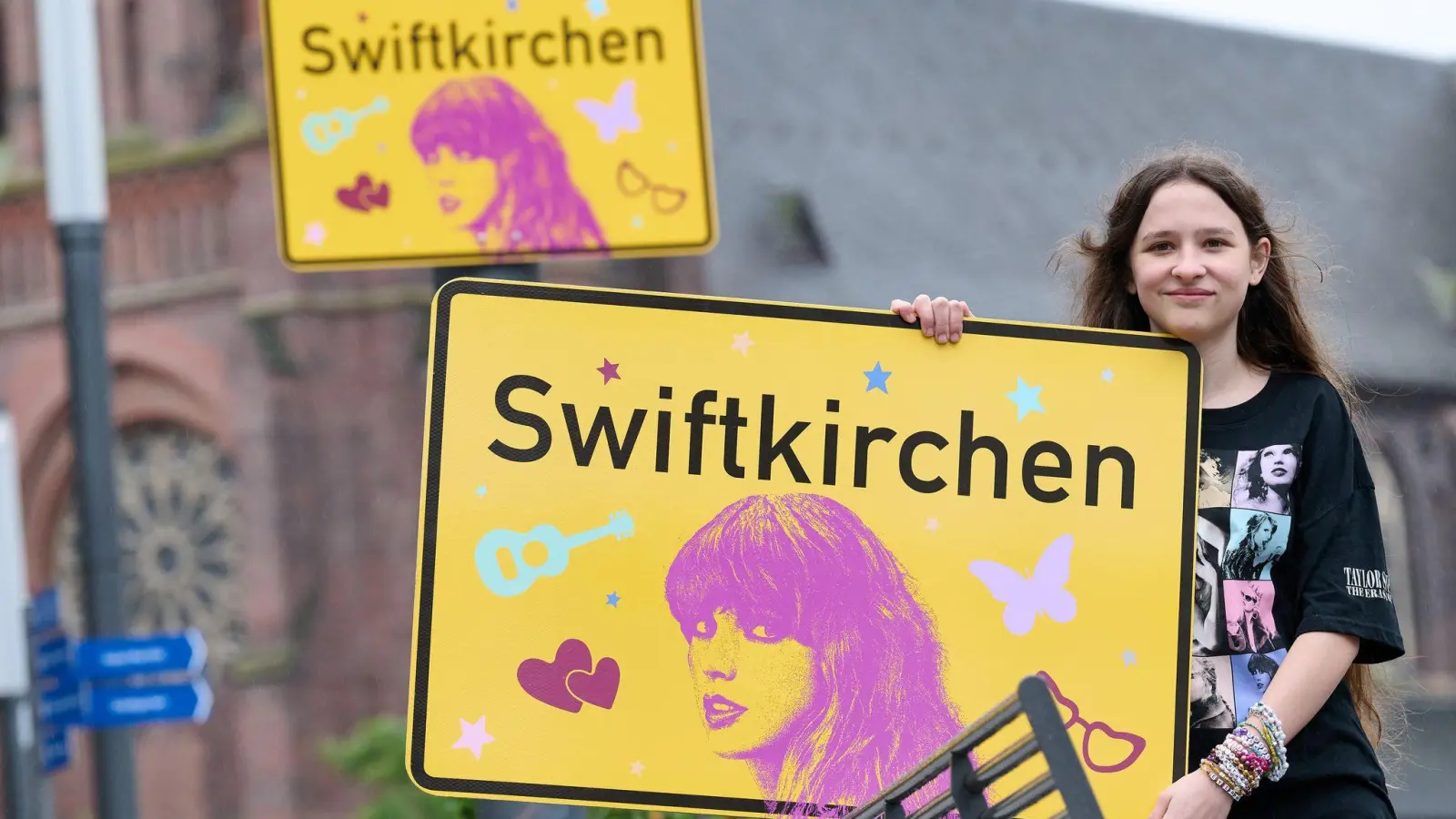 Die Schülerin Aleshanee Westhoff hatte mit einer Petition die Umbenennung angeregt. Das Schild wurde zum begehrten Selfie-Spot.  (Foto: Bernd Thissen/dpa)