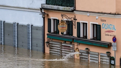 Teile der Altstadt sind vom Hochwasser der Donau überflutet. (Foto: Armin Weigel/dpa)
