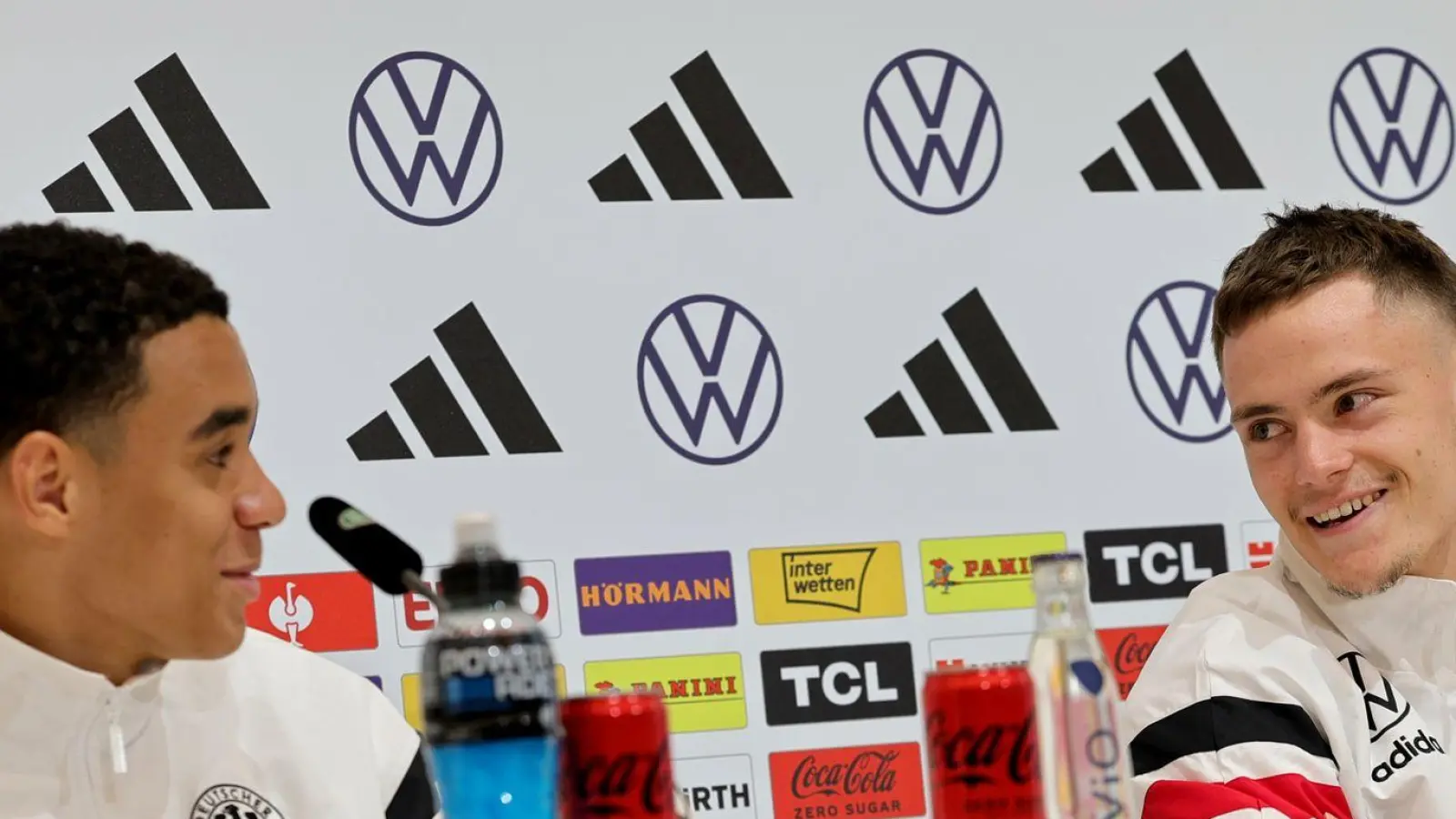 Jamal Musiala (l) und Florian Wirtz bei der DFB-Pressekonferenz in Herzogenaurach. (Foto: Christian Charisius/dpa)