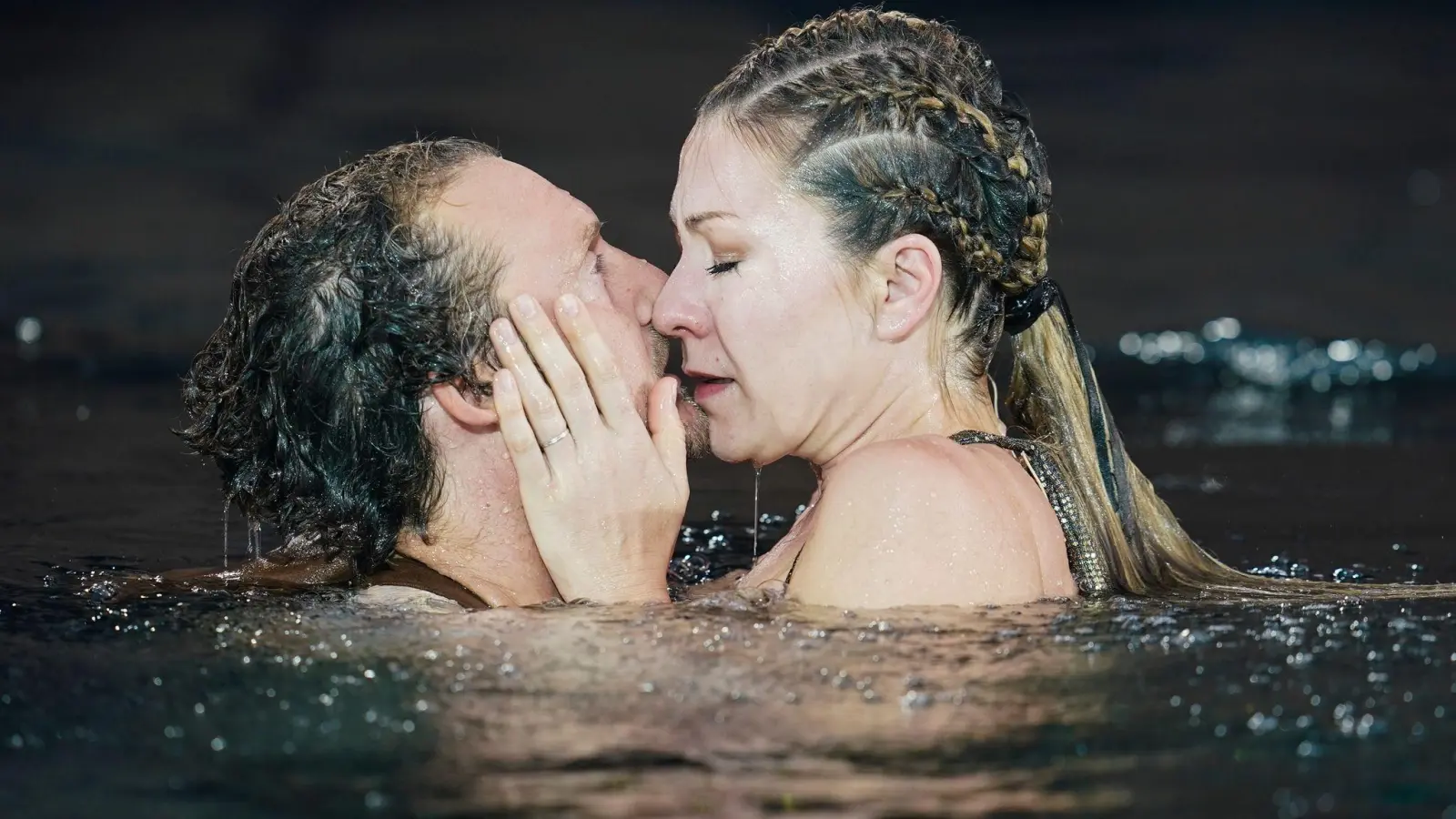 Genija Rykova als Brünhild und Felix Rech als Siegfried in „hildensaga. ein königinnendrama“. (Foto: Uwe Anspach/dpa)