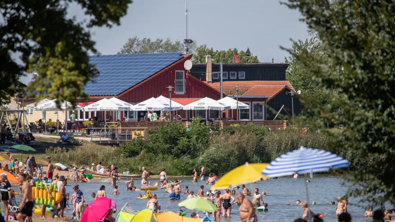 Auch heuer kommen wieder viele Menschen ins Fränkische Seenland, wie hier an den Altmühlsee. Der Besucherzuwachs fällt bislang aber geringer aus als im Vorjahr. (Archivbild) (Foto: Daniel Karmann/dpa)