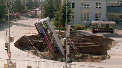 Bei dem Busunglück von Trudering im Jahr 1994 starben drei Menschen. (Archivbild) (Foto: Frank Mächler/dpa)