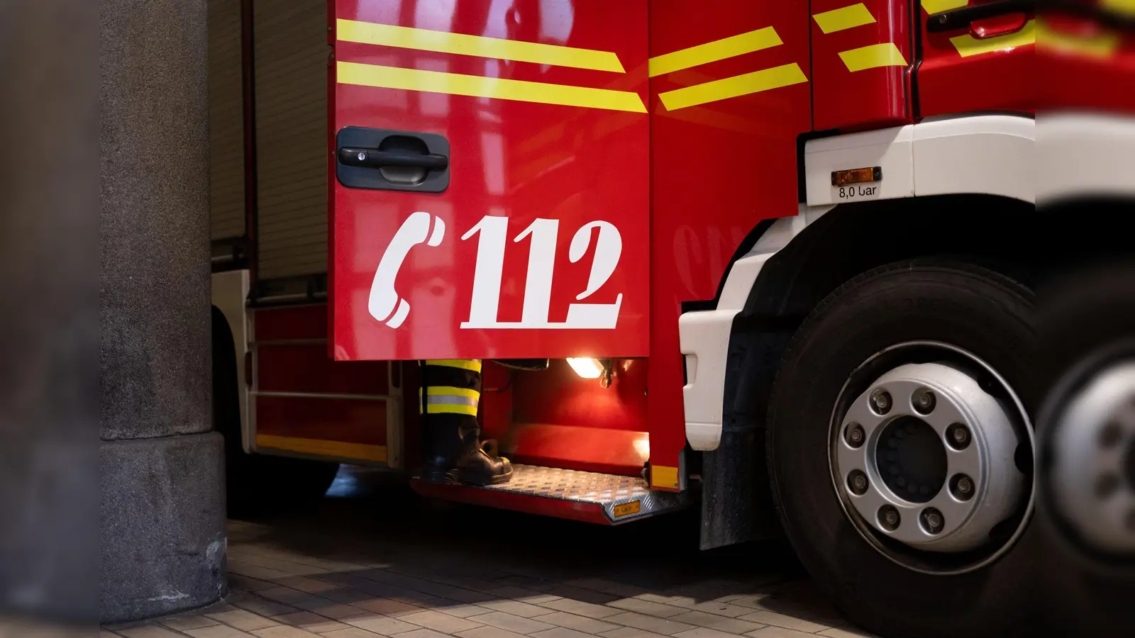 Die Feuerwehr ist mit einem Großaufgebot wegen eines Chemieaustrittes im Einsatz, genauso wie der Rettungsdienst und die Polizei. (Symbolbild) (Foto: Niklas Treppner/dpa)