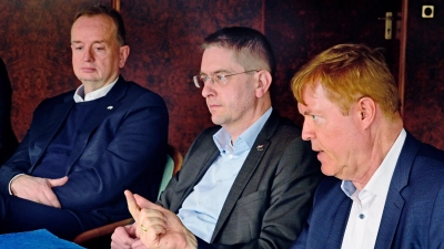 Bleibt es bei dem Trio? Dr. Gerhard Sontheimer (v. re.) als Vorstand und die beiden Vorsitzenden des Verwaltungsrates, Dr. Jürgen Ludwig und Thomas Deffner, leiten derzeit die Geschicke von ANregiomed. (Foto: Jim Albright)