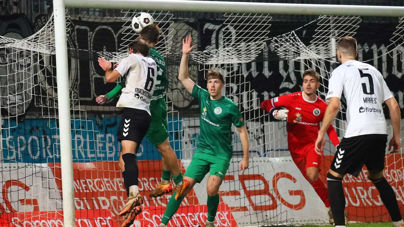 Wacker hat die Seuche, Ansbach hat eine Defensive in Topform: Zu der gehörten in Burghausen Torhüter Heiko Schiefer (Zweiter von rechts) und Matthias Hahn (Dritter von rechts). (Foto: Christian Butzhammer)