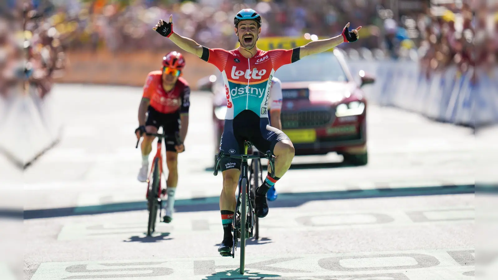 Großer Tag des Belgiers: Victor Campenaerts siegt in Barcelonnette. (Foto: Jerome Delay/AP/dpa)