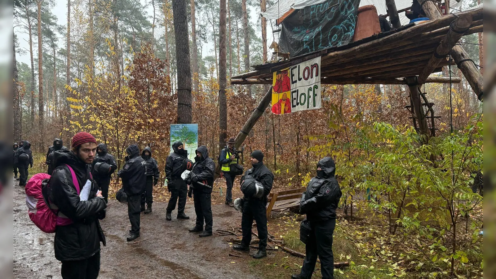 Die Polizei löst das Protestcamp von Tesla-Gegnern im Wald nahe der Tesla-Autofabrik auf. Seit Ende Februar hielten Umweltaktivisten ein Waldstück besetzt.  (Foto: Lutz Deckwerth/dpa)