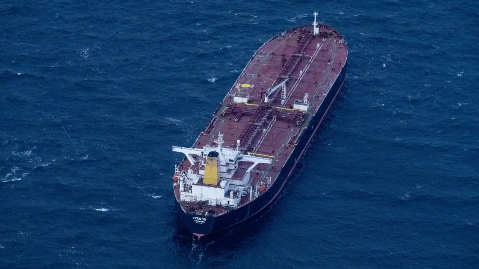 Der Öltanker „Eventin“ mit 99.000 Tonnen Öl an Bord trieb am Freitag mehrere Stunden manövrierunfähig in der Ostsee nördlich von Rügen. (Foto: Stefan Sauer/dpa)