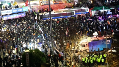 Demonstranten vor dem Parlamentsgebäude in Seoul. (Foto: Kim Do-hoon/Yonhap/AP/dpa)