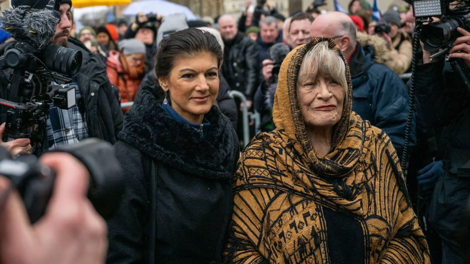 Schon im Februar 2023 meldeten sich Sahra Wagenknecht und Alice Schwarzer gemeinsam mit einem „Manifest für Frieden“, jetzt unterstützen sie einen neuen Vorstoß für einen Waffenstillstand in der Ukraine. (Archivbild) (Foto: Christophe Gateau/dpa)