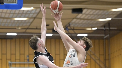 Danny Wägner (rechts, hier im Hinspiel im Duell mit Henning Nieslon) war bei der Niederlage in Breitengüßbach am Ende der einzige Spieler des TTV Neustadt für die großen Positionen. (Foto: Martin Rügner)