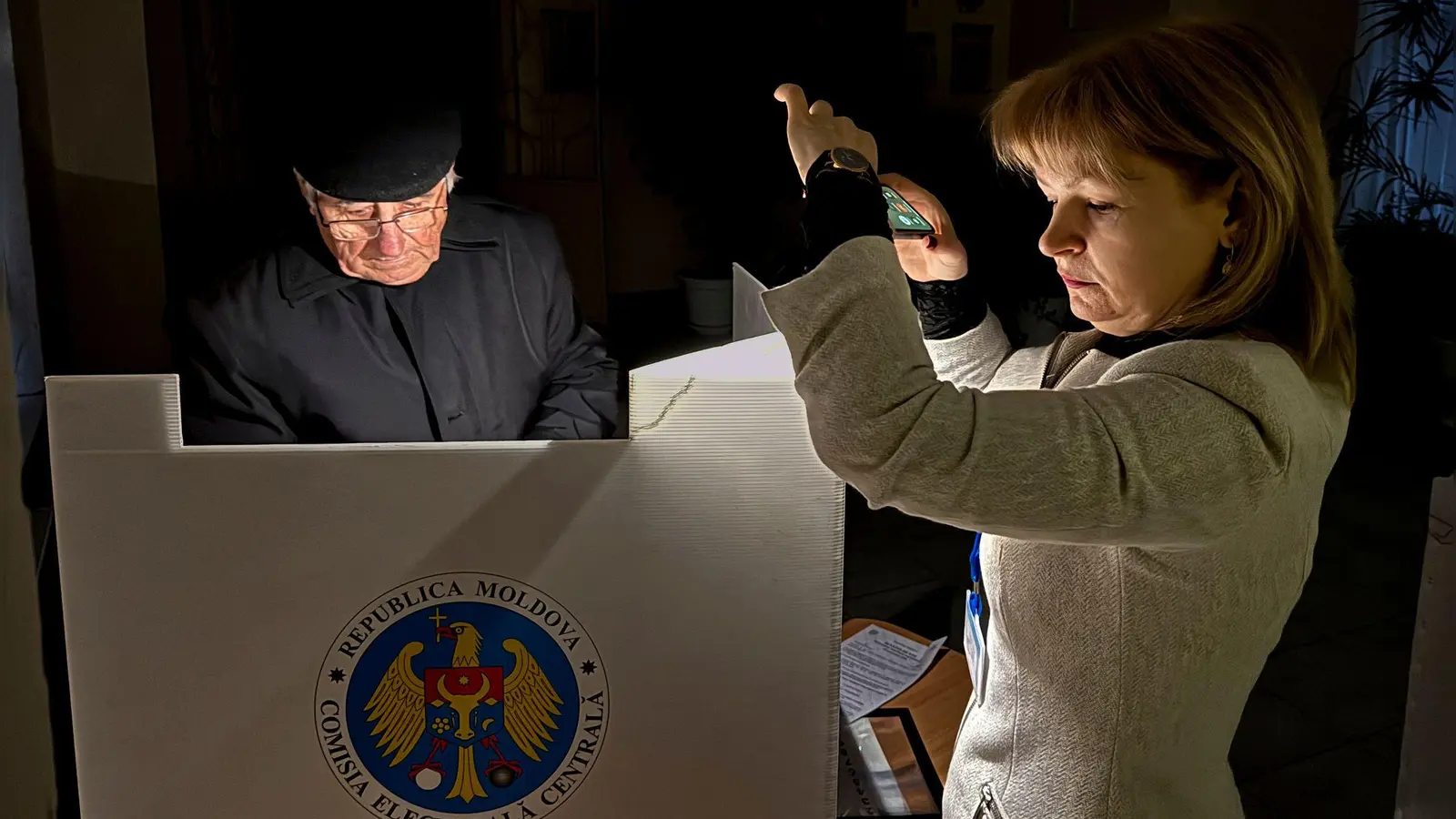 In der völlig verarmten Ex-Sowjetrepublik Moldau stimmen die Menschen bei einer Präsidentenwahl und einem EU-Referendum über die Zukunft des Landes ab. (Foto: Nicolae Dumitrache/AP)