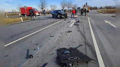 Der Kreuzungsbereich der B470 und der Staatsstraße 2252 Richtung Ergersheim glich einem Trümmerfeld. (Foto: Kreisfeuerwehrverband)