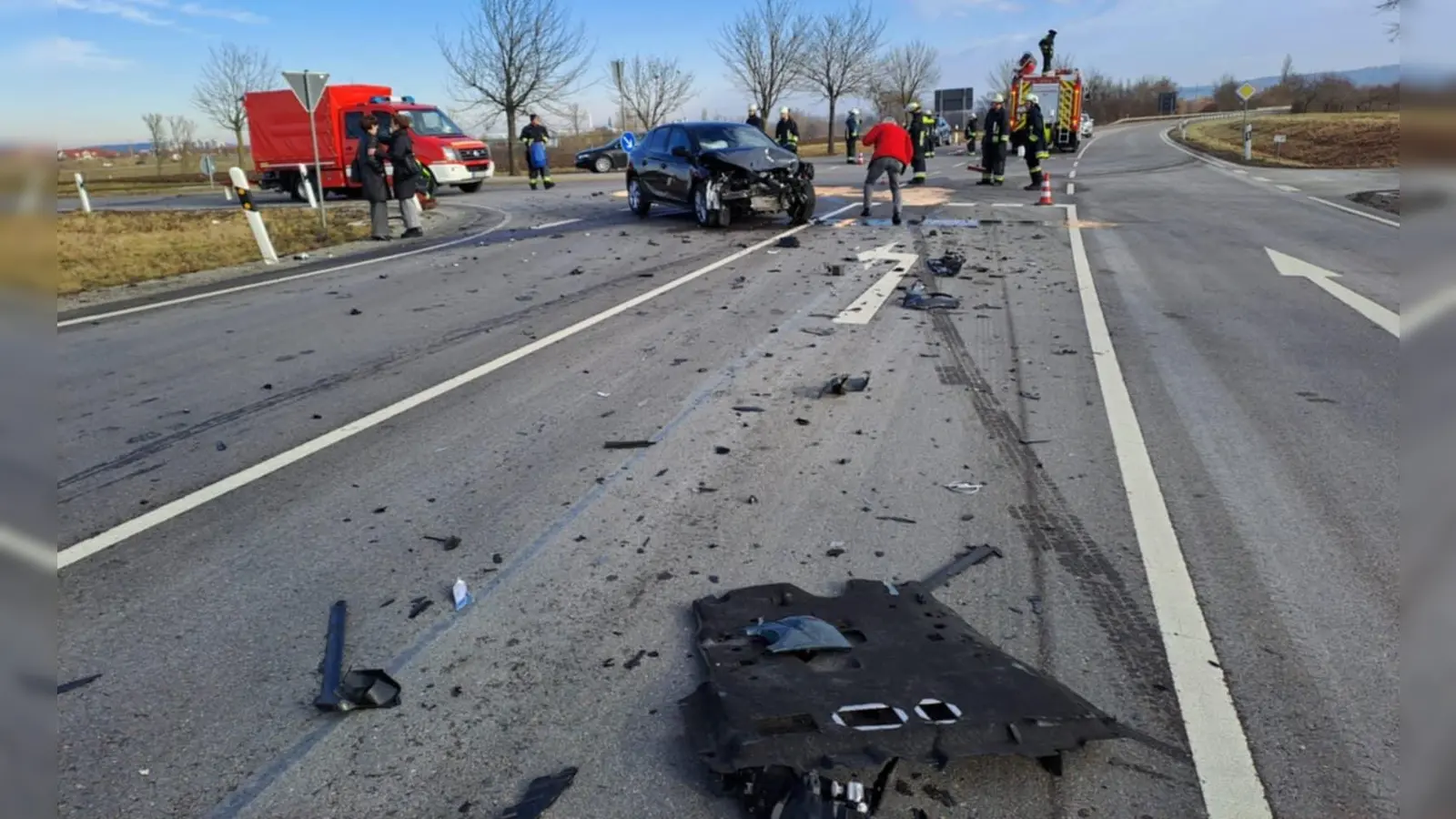 Der Kreuzungsbereich der B470 und der Staatsstraße 2252 Richtung Ergersheim glich einem Trümmerfeld. (Foto: Kreisfeuerwehrverband)