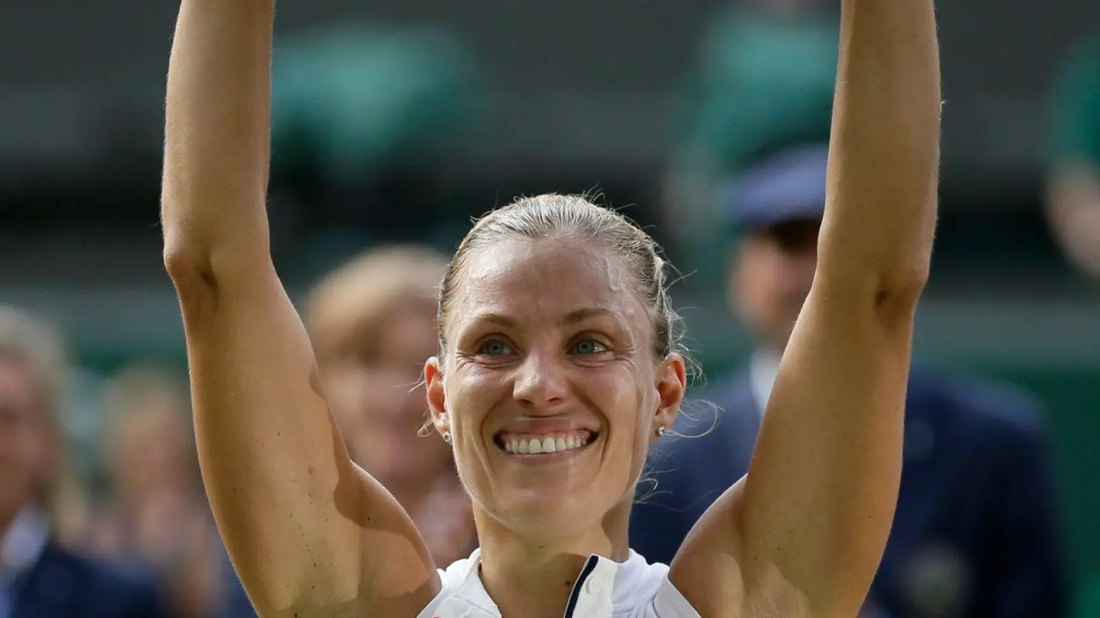 Kerber mit einer Trophäe in den Händen - das gab es seit ihrem Comeback noch nicht. (Foto: Tim Ireland/AP/dpa)