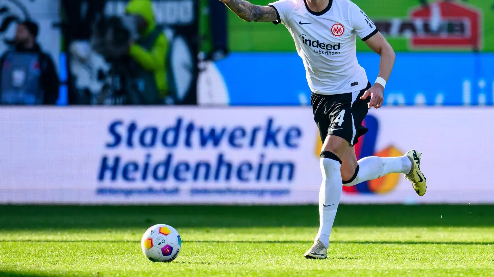 Robin Koch droht für das Europa-League-Spiel von Eintracht Frankfurt gegen Viktoria Pilsen auszufallen. (Foto: Tom Weller/dpa)