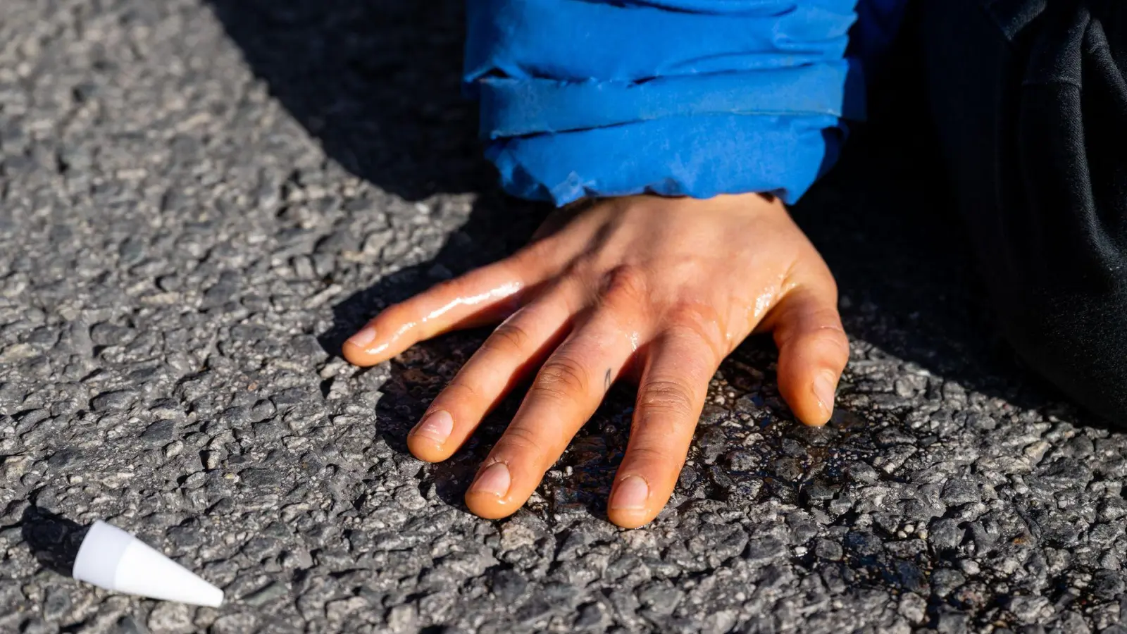 Der Jesuitenpater hatte sich in Nürnberg mit einer Hand auf dem Bahnhofsplatz festgeklebt und so den Verkehr blockiert. (Symbolbild) (Foto: Lennart Preiss/dpa)