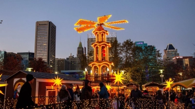 „Christmas Village“ in Baltimore: „Gluhwine Pyramid“ nennt sich dort eine illuminierte, überdimensionale Variante der hölzernen Weihnachtspyramiden, wie man sie aus dem Erzgebirge kennt. (Foto: Sophia Carrara/Christmas Village Baltimore/dpa-tmn)