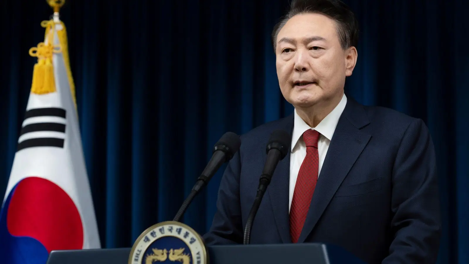 Der südkoreanische Präsident Yoon Suk Yeol spricht im Präsidialamt in Seoul, Südkorea. Am Montag hat das Justizministerium eine Ausreisesperre gegen Yoon verhängt. (Archivbild) (Foto: South Korean President Office/Yonhap via AP/dpa)