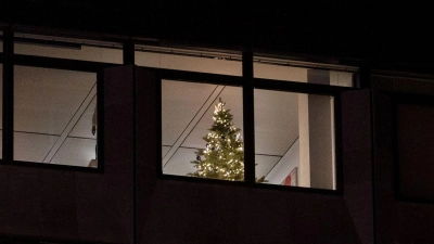 Entspannter(er) Abschluss statt Überstunden: Wer jetzt die richtigen Prioritäten setzt, kann die Zeit bis zum Weihnachtsurlaub weniger gestresst überstehen.  (Foto: Marijan Murat/dpa/dpa-tmn)