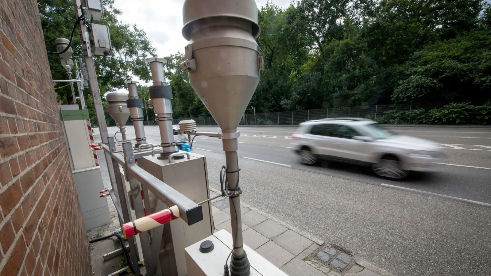 Autos fahren am Neckartor in der Stuttgarter Innenstadt an einer Messstation für Feinstaub vorbei. (Foto: Christoph Schmidt/dpa)