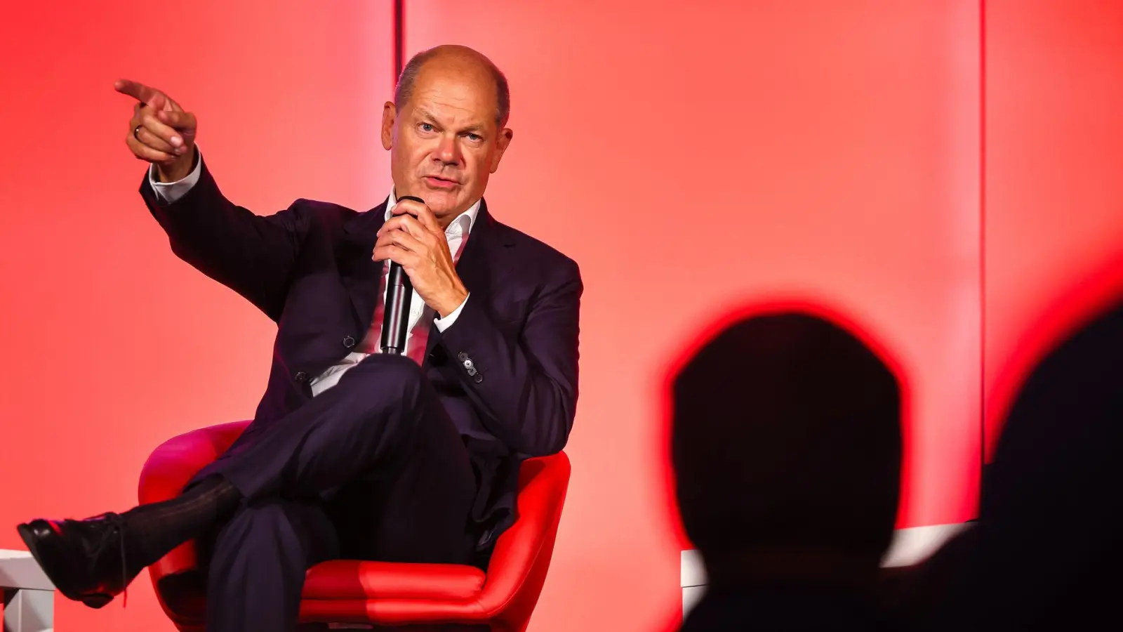 „Sag mal, Sachsen…“ - Bundeskanzler Olaf Scholz spricht bei der Dialogveranstaltung in Delitzsch. (Foto: Jan Woitas/dpa)