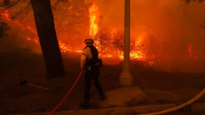 Die Feuerwehr kämpft gegen die Flammen in Pacific Palisades. (Foto: Etienne Laurent/FR172066 AP/AP/dpa)