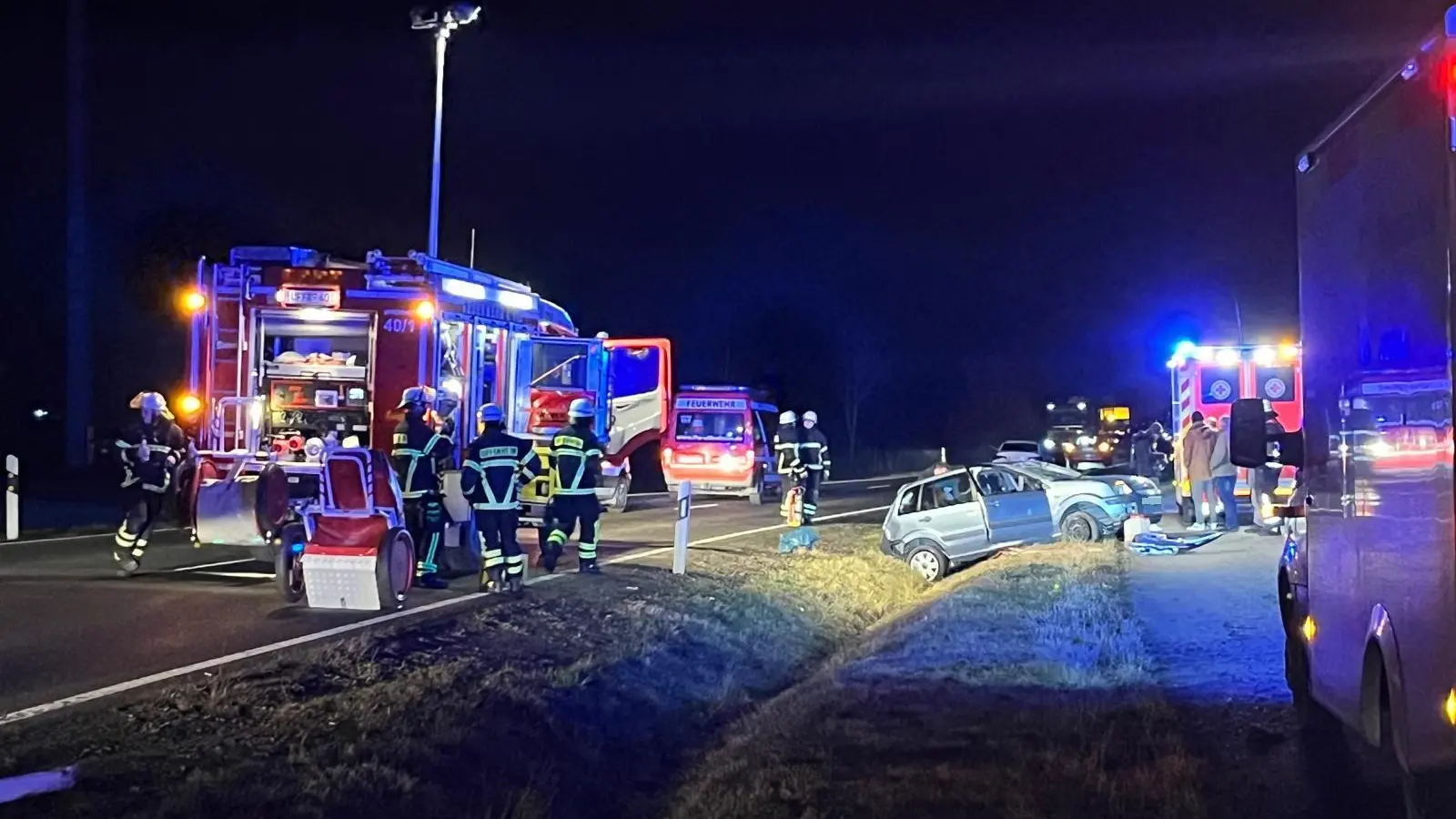 Auf der B13 bei Uffenheim kam es kurz nach 17 Uhr zu einem schweren Unfall. (Foto: Feuerwehr Uffenheim)