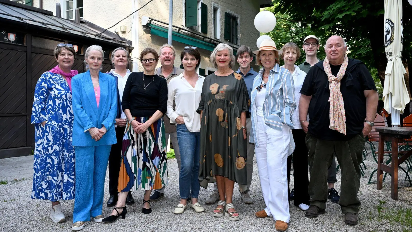 Cast und Crew zeigen sich bei der Wiedersehensfeier der Serie „Um Himmels Willen” im Biergarten der Emmeramsmühle. (Foto: Felix Hörhager/dpa)