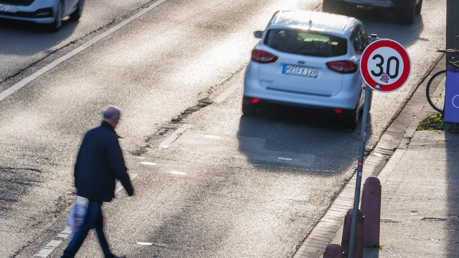 In Mainz gibt es bereits seit Mitte 2020 eine großflächige Tempo-30-Zone. Wenn es nach Umweltschützern geht, sollte in Städten durchgängig Tempo 30 gelten - für mehr Sicherheit, weniger Lärm, weniger Schadstoffe. (Foto: Andreas Arnold/dpa)