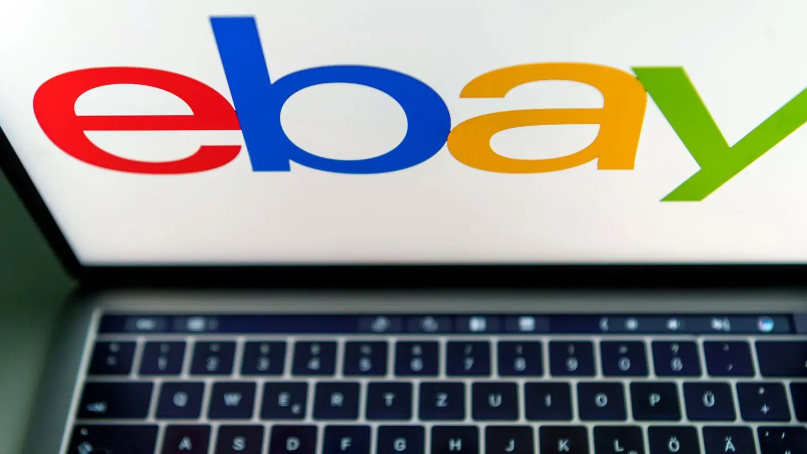 Ebay ermöglicht es Käufern jetzt, einen Kaufabbruch so lange anzufragen, bis der Artikel als verschickt markiert ist. (Foto: Monika Skolimowska/dpa/dpa-tmn)