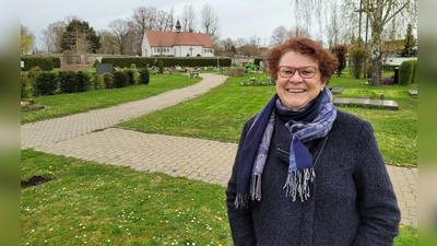 Susanne Thürauf bietet auch im Ruhestand weiterhin Führungen über den Friedhof an. Künftig möchte sie auch wieder einen Schließdienst übernehmen. (Foto: Nina Daebel)