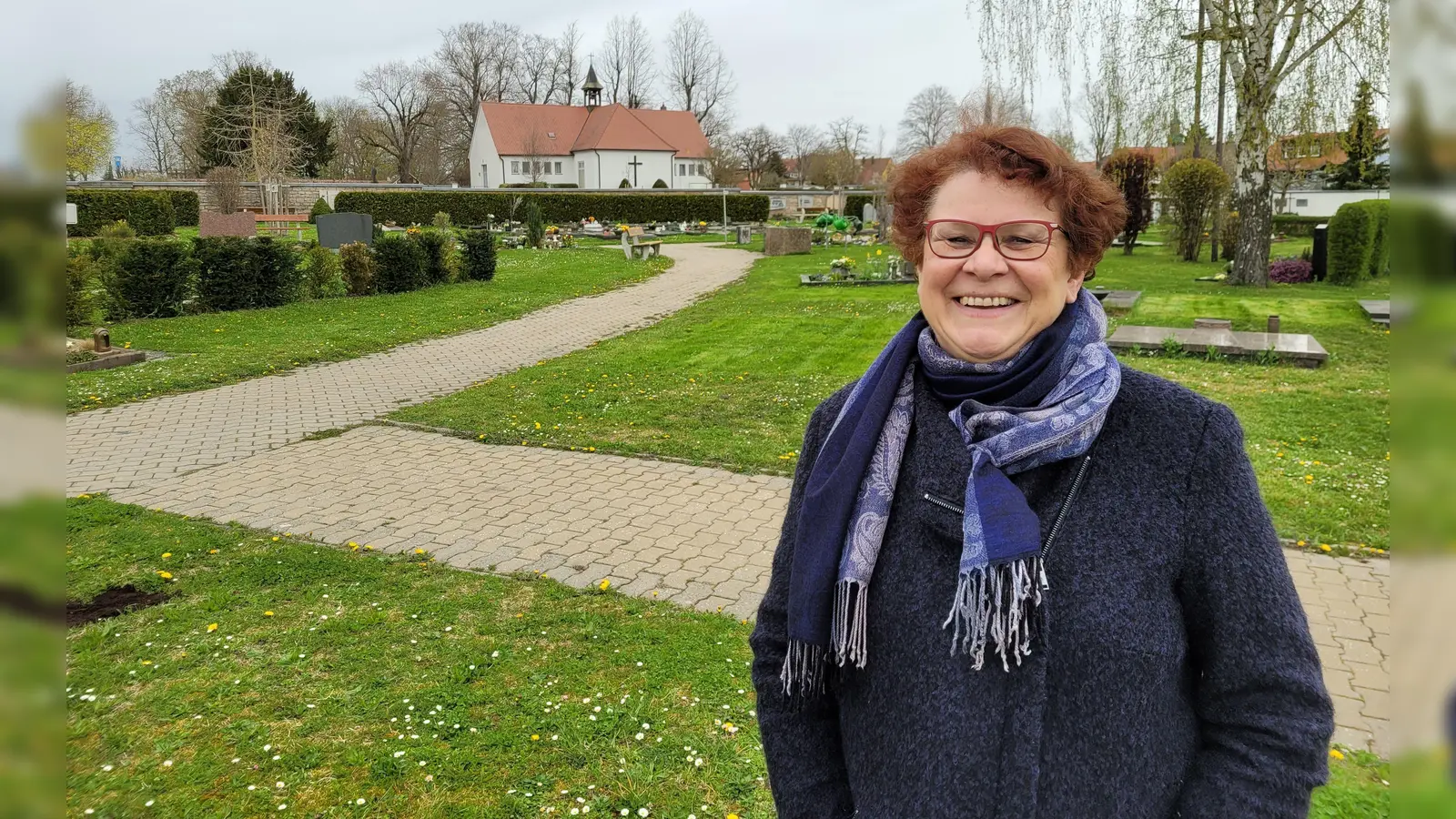 Susanne Thürauf bietet auch im Ruhestand weiterhin Führungen über den Friedhof an. Künftig möchte sie auch wieder einen Schließdienst übernehmen. (Foto: Nina Daebel)