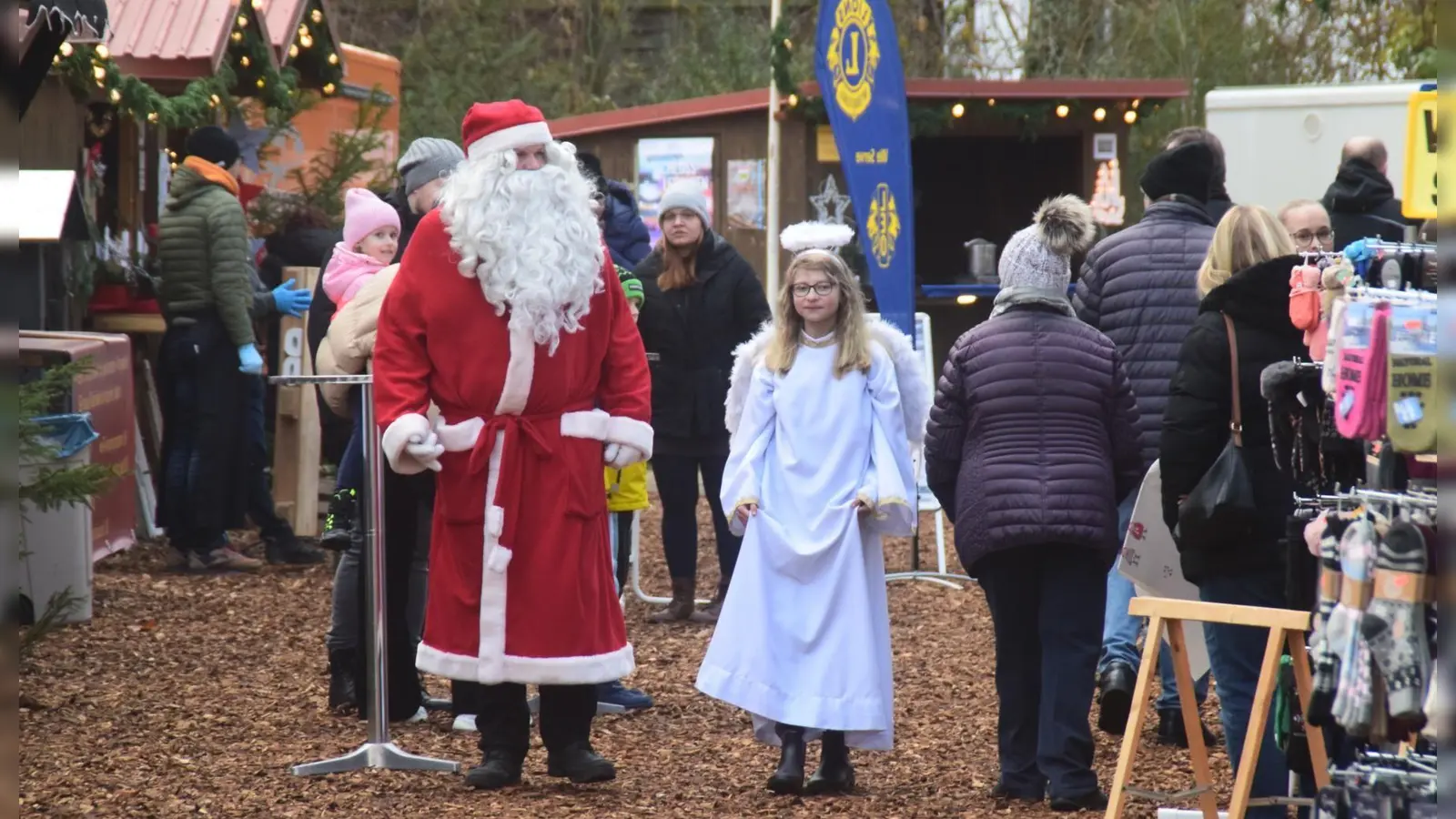 Weihnachtsmann und Christkind schlenderten gemeinsam über den Weihnachtsmarkt im vergangenen Jahr. (Foto: Gerhard Krämer)