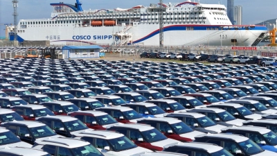 Neuwagen warten auf einer Werft in Yantai in der ostchinesischen Provinz Shandong auf ihren Transport. Die Entwicklung des chinesischen Außenhandels war im September erneut rückläufig. (Foto: Uncredited/CHINATOPIX/AP/dpa)