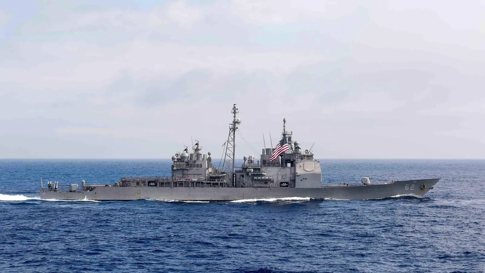 US-Kriegsschiffe durchqueren nach dem Besuch von US-Politikerin Nancy Pelosi wieder die Taiwan-Straße. (Foto: Uncredited/U.S. Navy/AP/dpa)