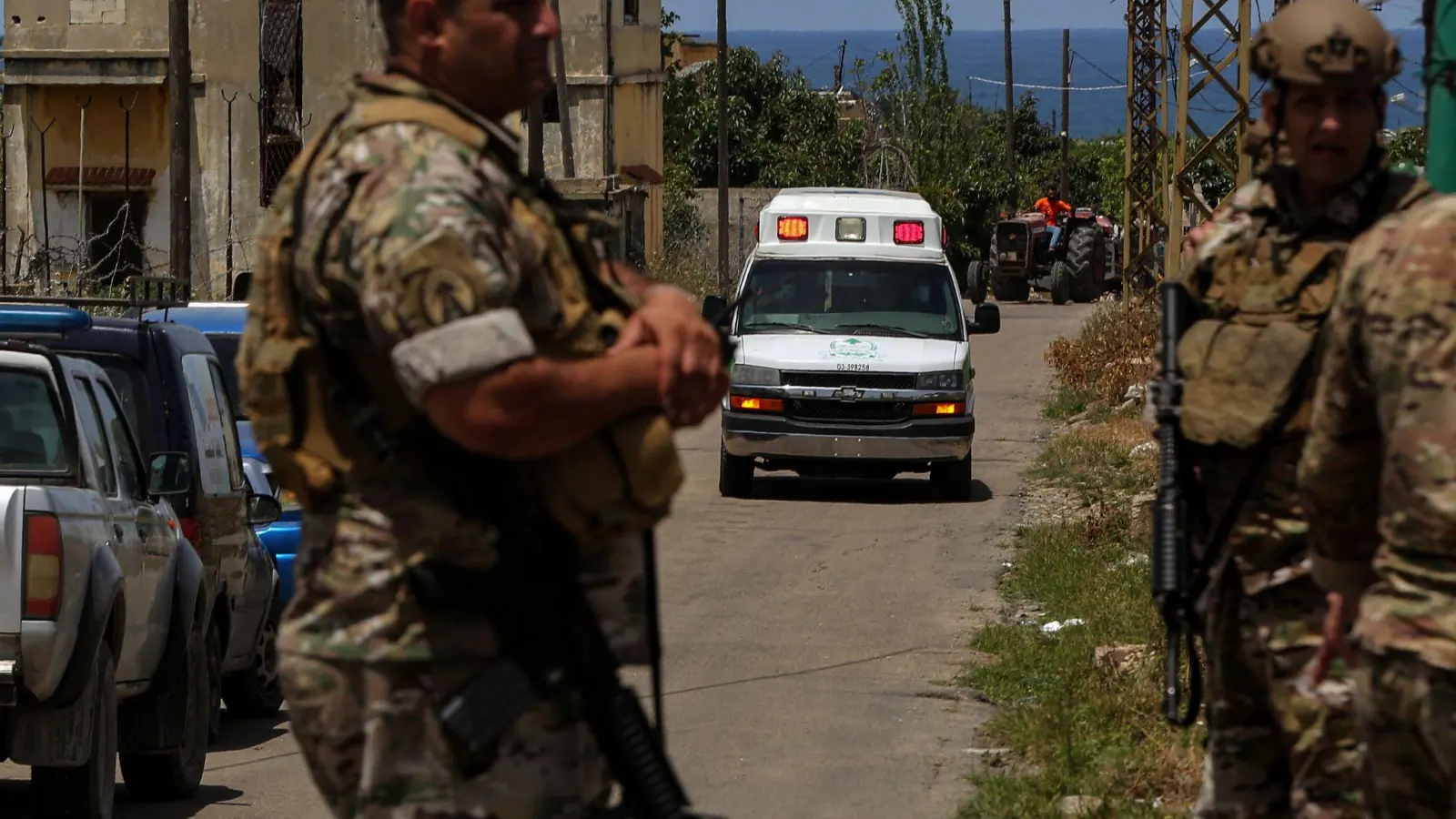 Auch Rettungskräfte geraten im Libanon zwischen die Fronten (Foto: Marwan Naamani/dpa)